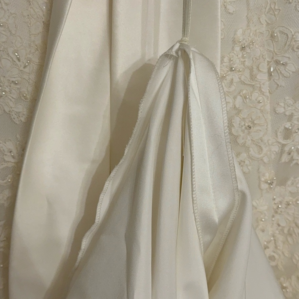 David’s Bridal Wedding Dress/ Gown Ivory lace and pearls - Picture 13 of 14